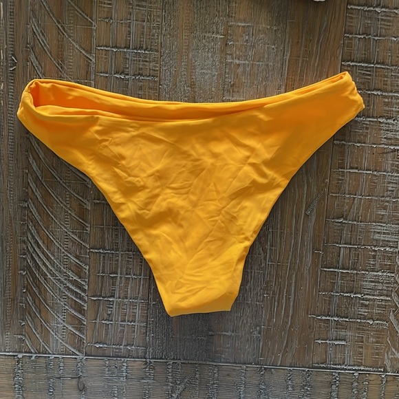 Bikini - Picture 3 of 4